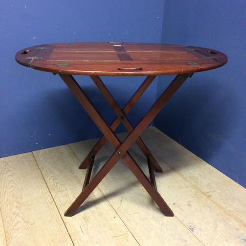 555 - Mahogany butlers tray, on folding stand, 66 x 89 x 77h cm