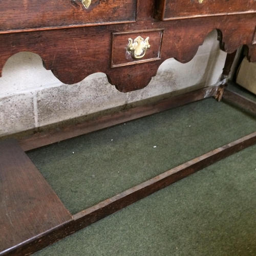 558 - C17th style Oak Welsh dresser, probably late C19th/early C20th, approx measure 187h x 158w x 49d cm.... 