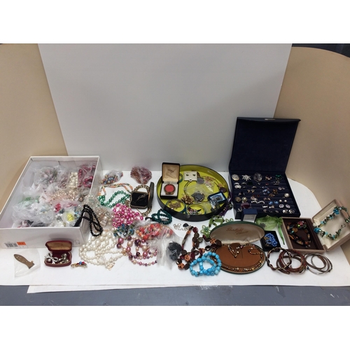 67 - A large and interesting selection of costume, vintage and silver jewellery, to include Jet beads, tu... 