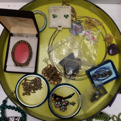 67 - A large and interesting selection of costume, vintage and silver jewellery, to include Jet beads, tu... 