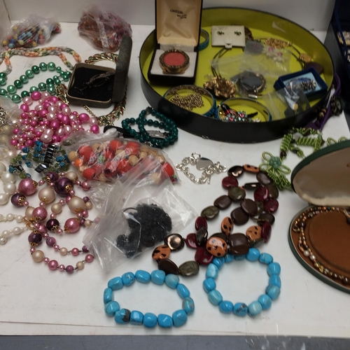 67 - A large and interesting selection of costume, vintage and silver jewellery, to include Jet beads, tu... 