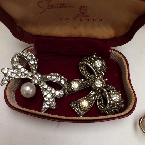 67 - A large and interesting selection of costume, vintage and silver jewellery, to include Jet beads, tu... 