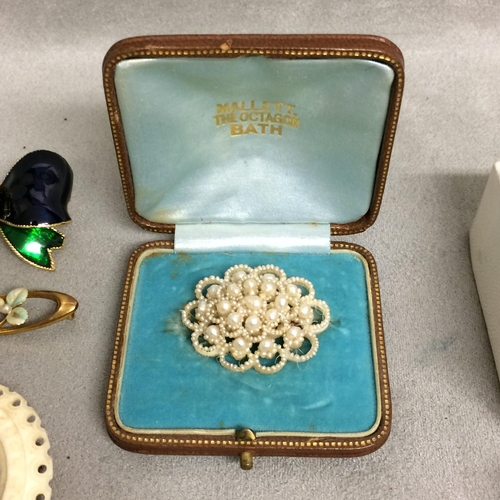 94 - Collection of costume jewellery, incl seed pearl brooch, paste set jewellery, synthetic pearls and e... 