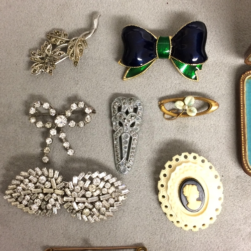 94 - Collection of costume jewellery, incl seed pearl brooch, paste set jewellery, synthetic pearls and e... 