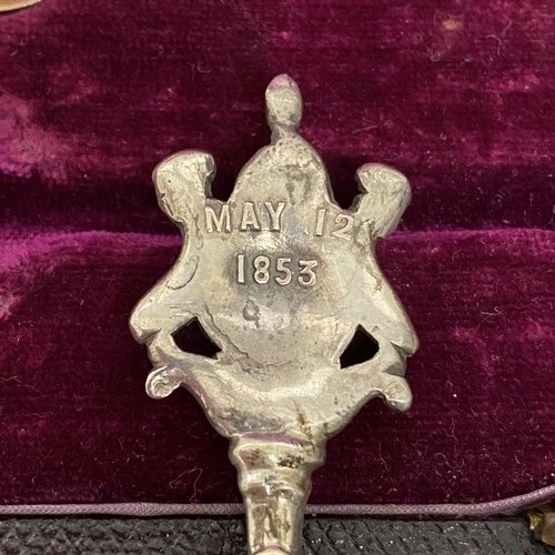 31 - A cased pair of large Victorian salt spoons for the Worshipful company of Salters with Company crest... 