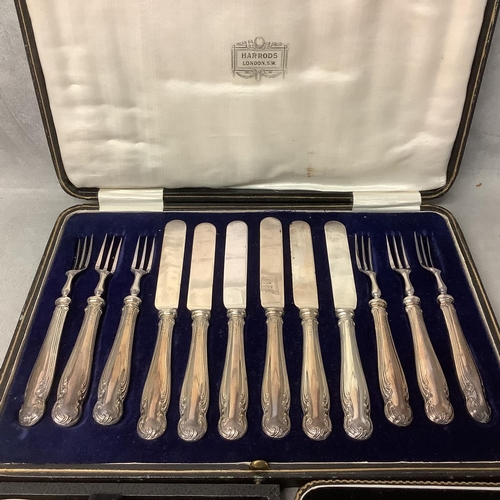 96 - Three boxed sets of sterling silver cutlery to include a set of 6 tea spoons by Walker & Hall with c... 