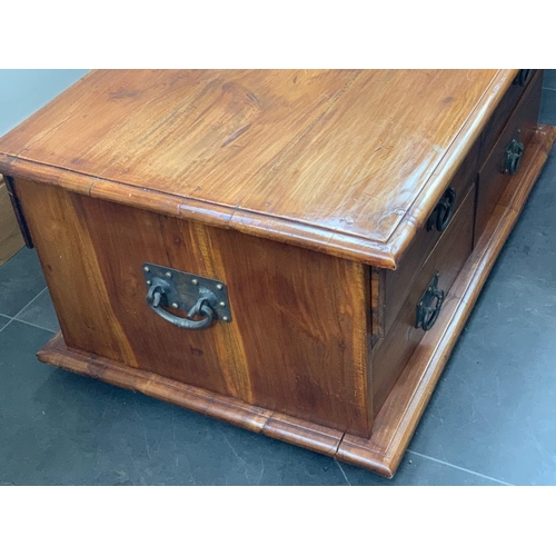 460 - Modern 8 draw low chest, with carrying handles to each side; H 46
W 102
D 64 cm