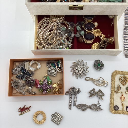 103 - Large collection of costume jewellery to include Scottish Hardstone examples, Marcasite and Victoria... 