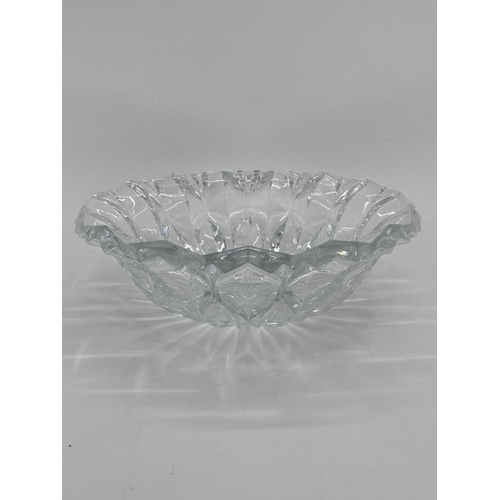 170 - Collection o f C20th pressed glass items to include large decorative table bowls, gilded serving dis... 