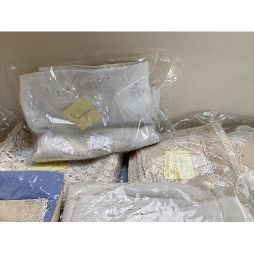 278 - Quantity of Linen, see images