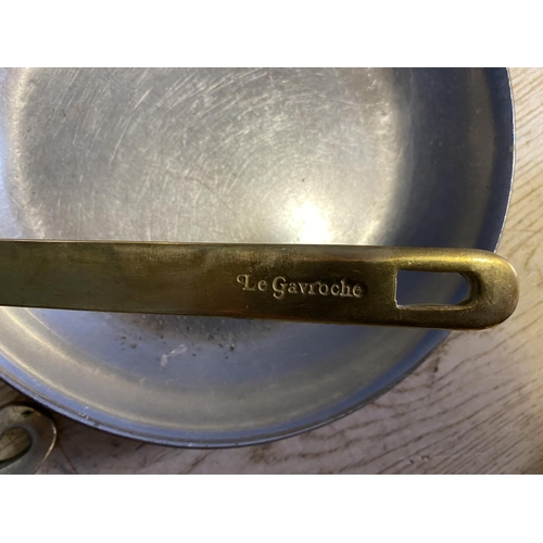 328 - A collection of brass and copper frying pans and skillets, all stamped La Gavroche on the handle. Pr... 