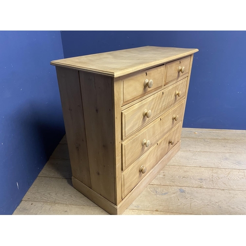 589 - A blond Ash chest of 2 short over 3 long drawers, with knob handles, 106cm Wide, splits to each side