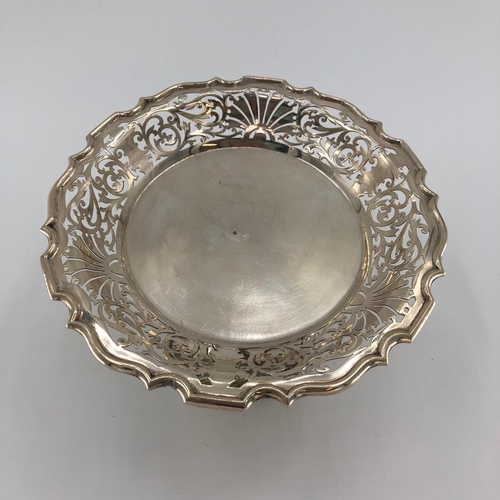 64 - A sterling silver taza with pierced decoration 152cm H, 525g approx