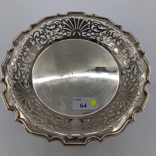 64 - A sterling silver taza with pierced decoration 152cm H, 525g approx