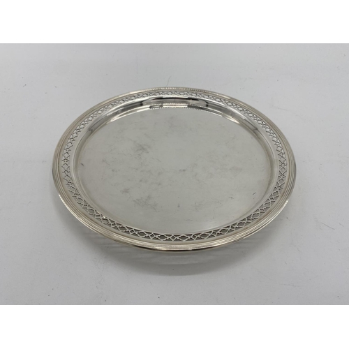 75 - A collection of silver plated items to include five circular trays, largest 46cm (6)