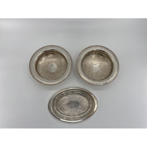 77 - A collection of silver plated items to include a large circular tray, a circular footed tray and oth... 