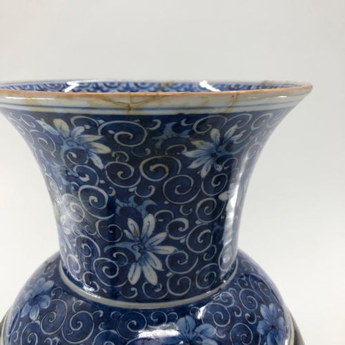 200 - 2 vases, 2 lamps, in the Chinese taste, 
Blue and white lamp 40.5 cm high without fitting x diameter... 