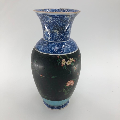 200 - 2 vases, 2 lamps, in the Chinese taste, 
Blue and white lamp 40.5 cm high without fitting x diameter... 