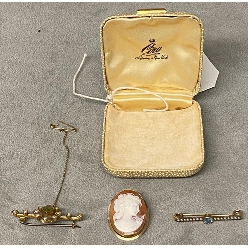 100 - An 18ct gold peridot and split pearl set brooch and a 9ct bar brooch set with aquamarine and pearl a... 