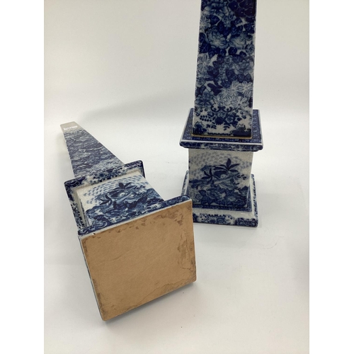 112 - Decorative Modern Blue and White China:  Pair of tall obelisks, with green baize to base, 63cmH, sma... 