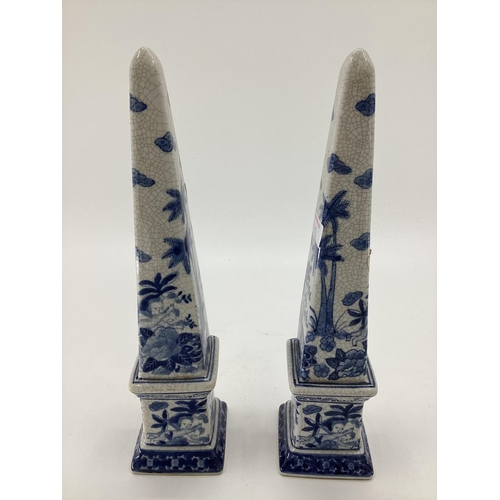 112 - Decorative Modern Blue and White China:  Pair of tall obelisks, with green baize to base, 63cmH, sma... 