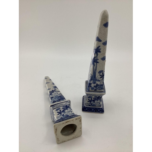 112 - Decorative Modern Blue and White China:  Pair of tall obelisks, with green baize to base, 63cmH, sma... 