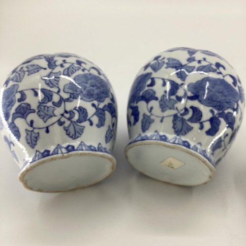 115 - Decorative Modern Blue and White China: pair of large bulbous ginger jars  no damage, 29cmH; a par o... 