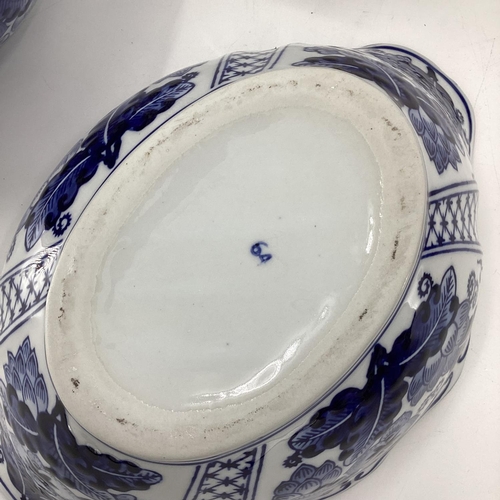 118 - Decorative Modern Blue and White China: 3 figures of Oriental men (damage to one chin), and a quanti... 