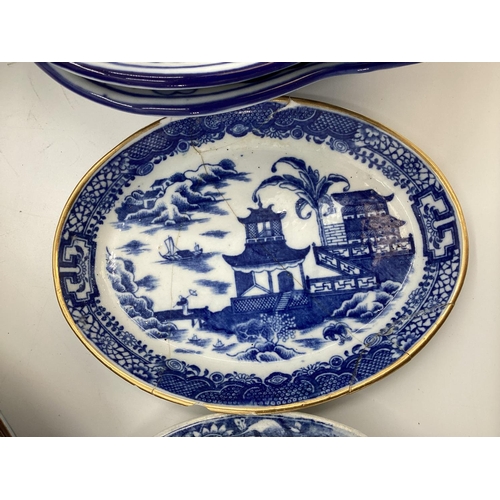 118 - Decorative Modern Blue and White China: 3 figures of Oriental men (damage to one chin), and a quanti... 