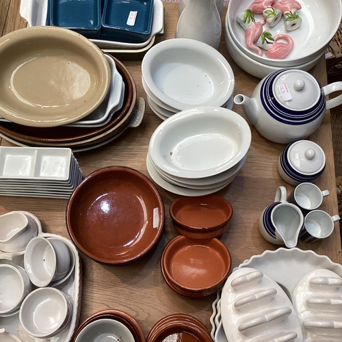 123 - A quantity of good kitchen crockery and china and flan dishes, bowls, Pyrex bowls, decorative bowls,... 