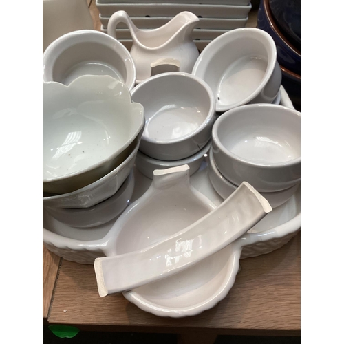 123 - A quantity of good kitchen crockery and china and flan dishes, bowls, Pyrex bowls, decorative bowls,... 