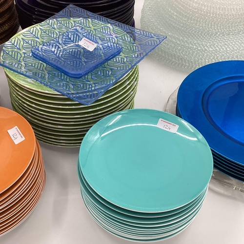 124 - Quantity of modern kitchen plates, blue, green and frosted, see images for details, some scratches, ... 