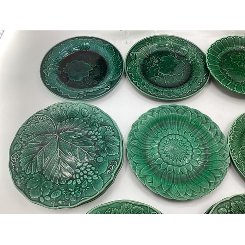 280 - A quantity of green lustre Wedgwood and other plates and dishes