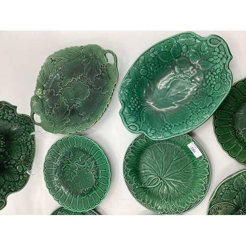 280 - A quantity of green lustre Wedgwood and other plates and dishes