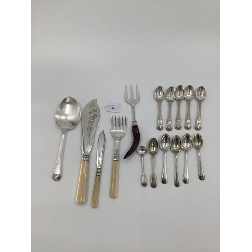 42 - A collection of unmarked white metal and silver plated items to include fish sauce pickle fork etc