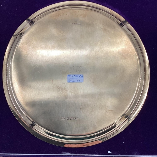 45 - An 18ct gold commemorative salver for the Royal Silver wedding, engraved central armorial 1947-1972,... 