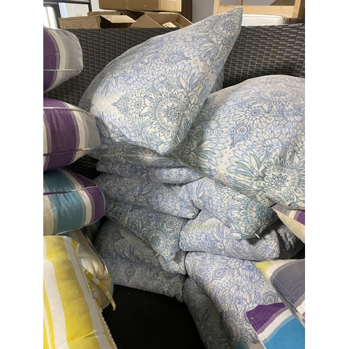 488 - A quantity of good cushions. See images for details - striped purple and blue ones (8 large 8 small)... 