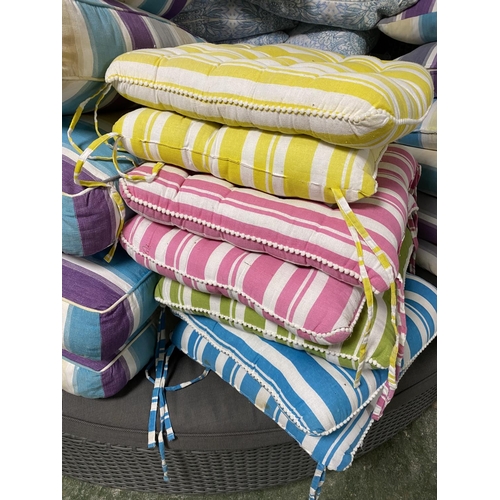 488 - A quantity of good cushions. See images for details - striped purple and blue ones (8 large 8 small)... 