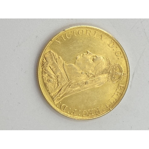 55 - An 1887 £5 gold coin 40.60g