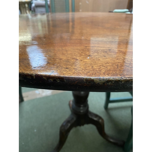 580 - Georgian mahogany circular tripod pedestal table
81.5 cm diameter, 72.5 cm high