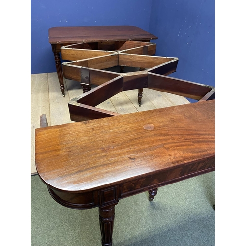 587 - Regency mahogany scissor action extending dining table, with leaves,   . Fully extended: approx  280... 