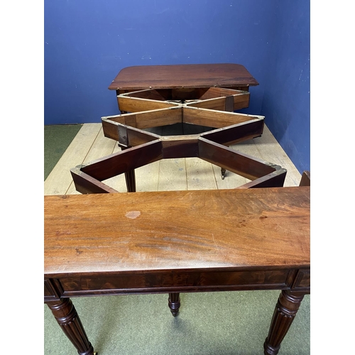 587 - Regency mahogany scissor action extending dining table, with leaves,   . Fully extended: approx  280... 