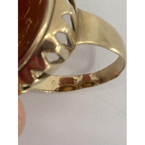 61 - George V gold sovereign ring in a 9ct gold mount 14.25g size V approx