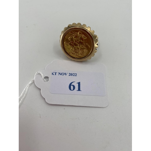 61 - George V gold sovereign ring in a 9ct gold mount 14.25g size V approx