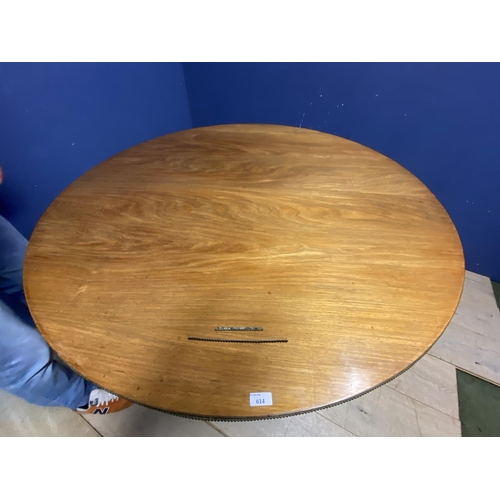 614 - A good Regency mahogany and rosewood circular snap top dining table, with brass edgings, on an octag... 