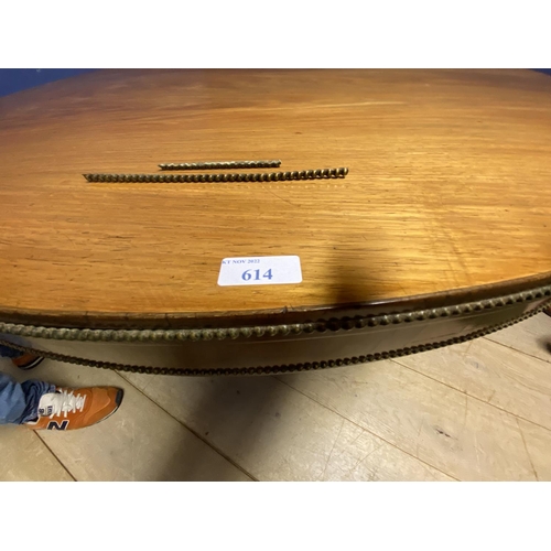 614 - A good Regency mahogany and rosewood circular snap top dining table, with brass edgings, on an octag... 