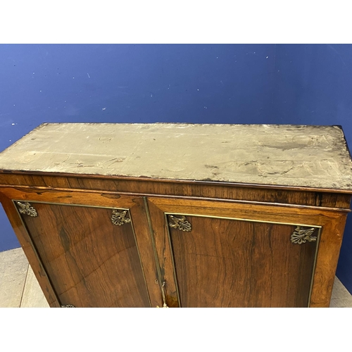 615 - A good Regency rosewood side cabinet with  adjustable shelves beneath a white marble top, 105cmL x 9... 