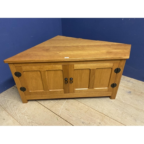 657 - Light honey coloured oak, TV corner cabinet, made by Derek Lizardman Slater (Mouseman Thomson traine... 