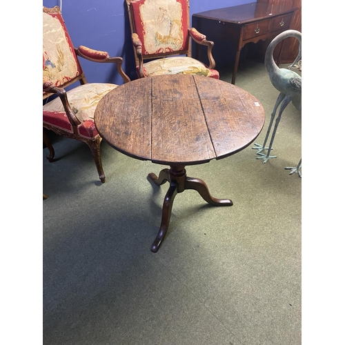 676 - Georgian country made oak circular snap top pedestal tripod table, 77cm diameter. some wear and spli... 