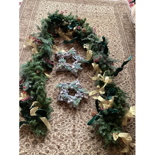 739 - CHRISTMAS: Large garland decorated with red berries, pine cones, gold and green ribbons, 400cm, and ... 